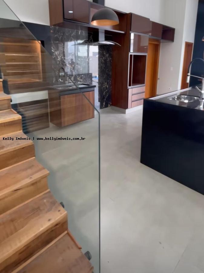 Casa de Condomínio à venda com 4 quartos, 257m² - Foto 2