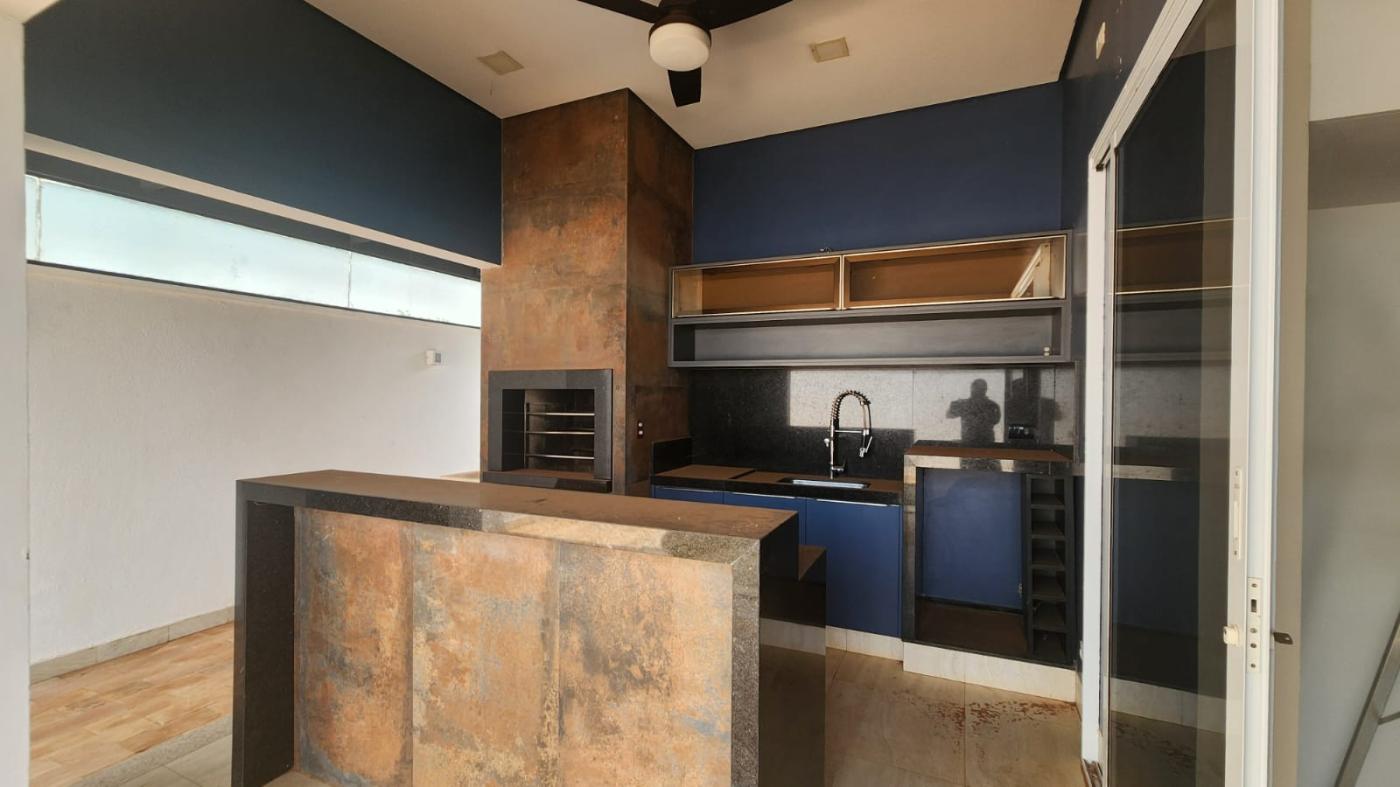 Casa de Condomínio para alugar com 3 quartos, 240m² - Foto 2