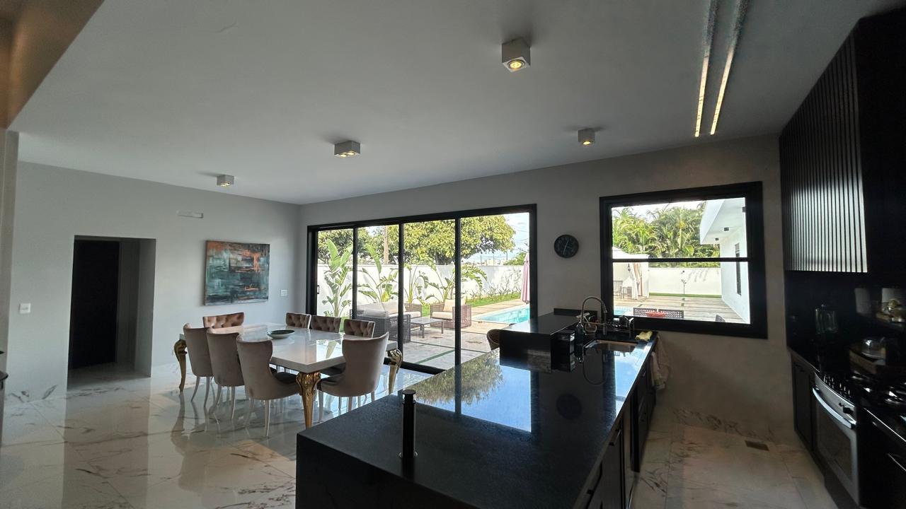 Casa de Condomínio à venda com 4 quartos, 300m² - Foto 2