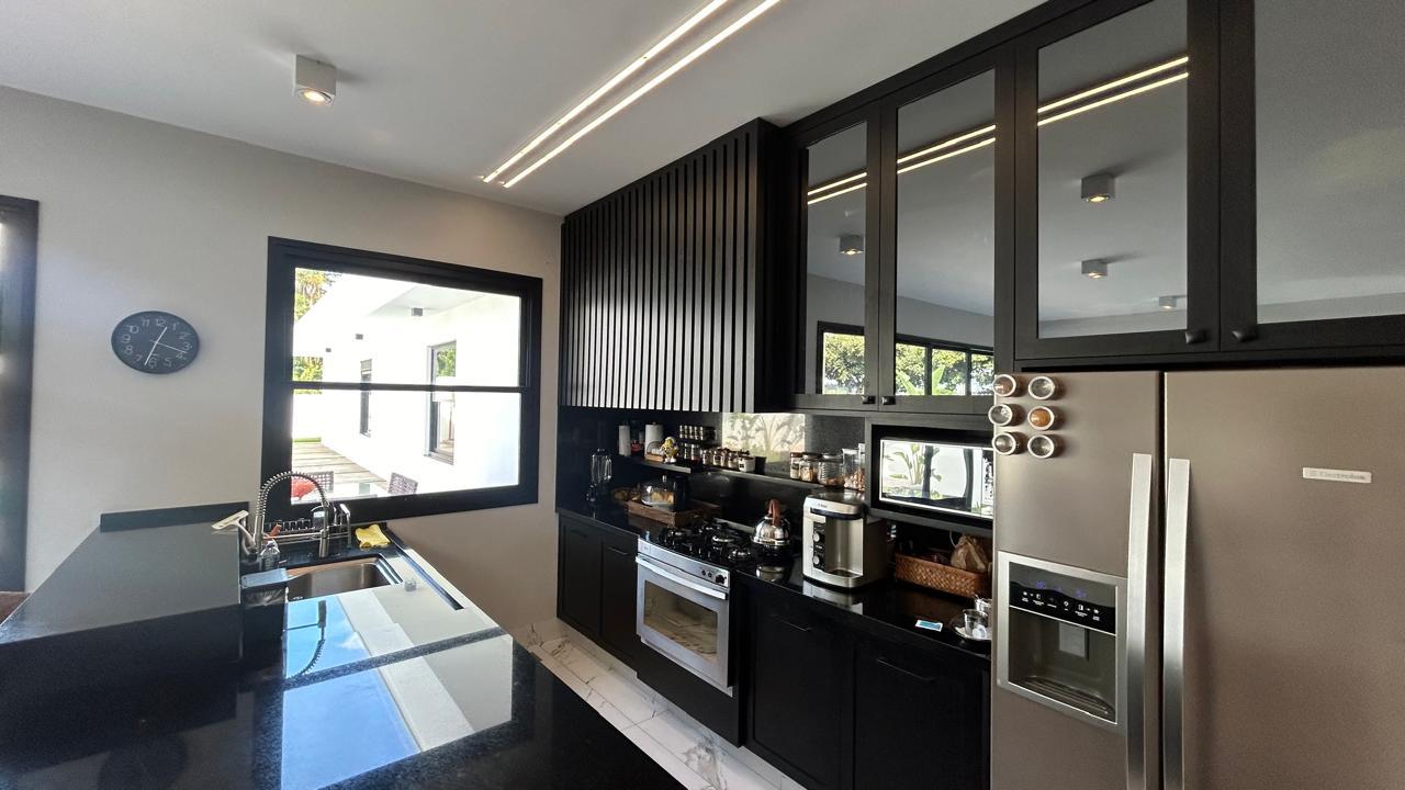 Casa de Condomínio à venda com 4 quartos, 300m² - Foto 31