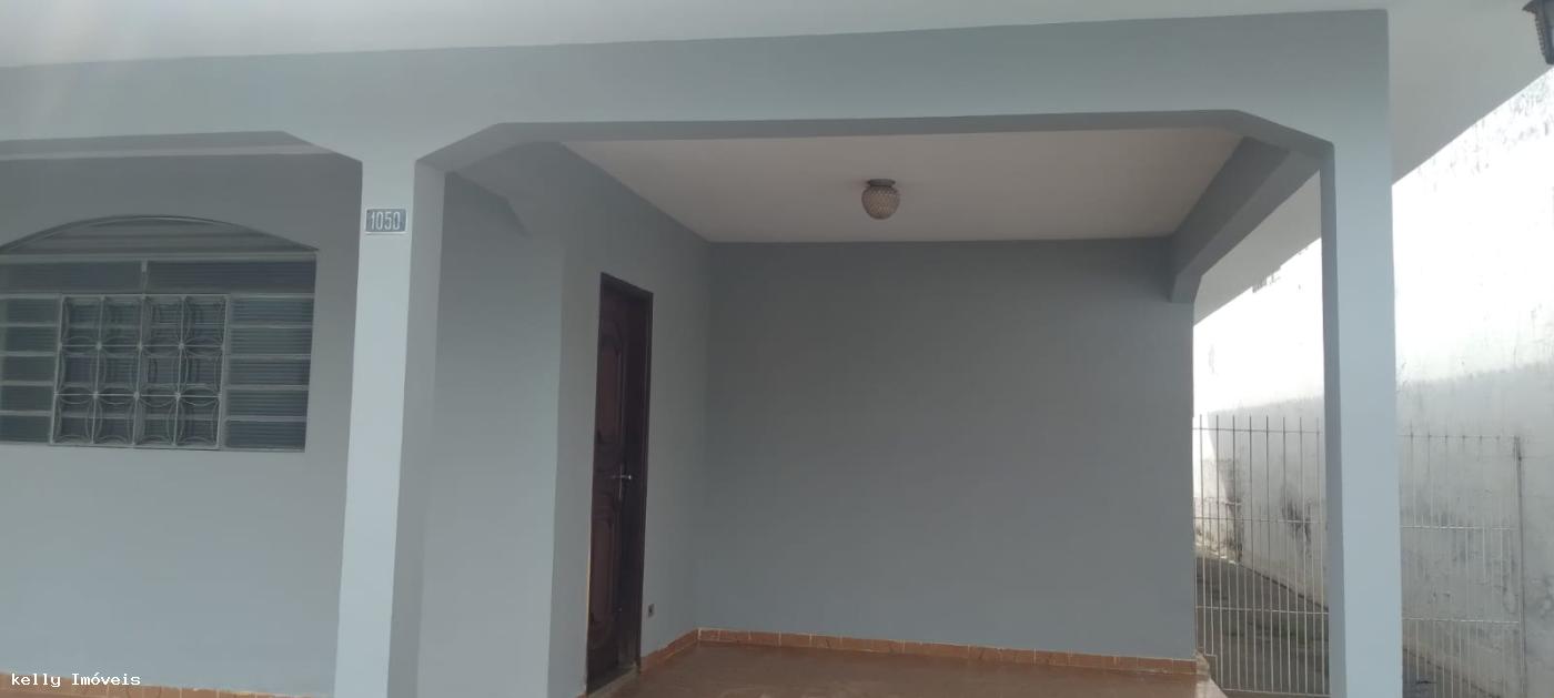 Casa para alugar com 3 quartos, 92m² - Foto 1