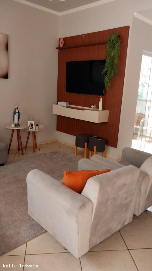 Casa à venda com 2 quartos, 128m² - Foto 1