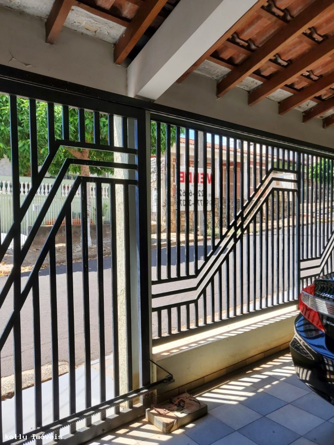 Casa à venda com 3 quartos, 186m² - Foto 1