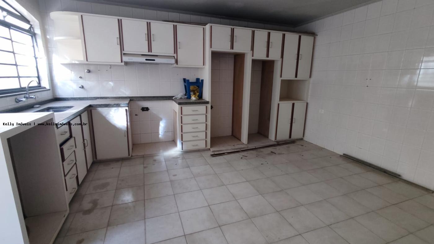 Casa para alugar com 4 quartos, 400m² - Foto 16