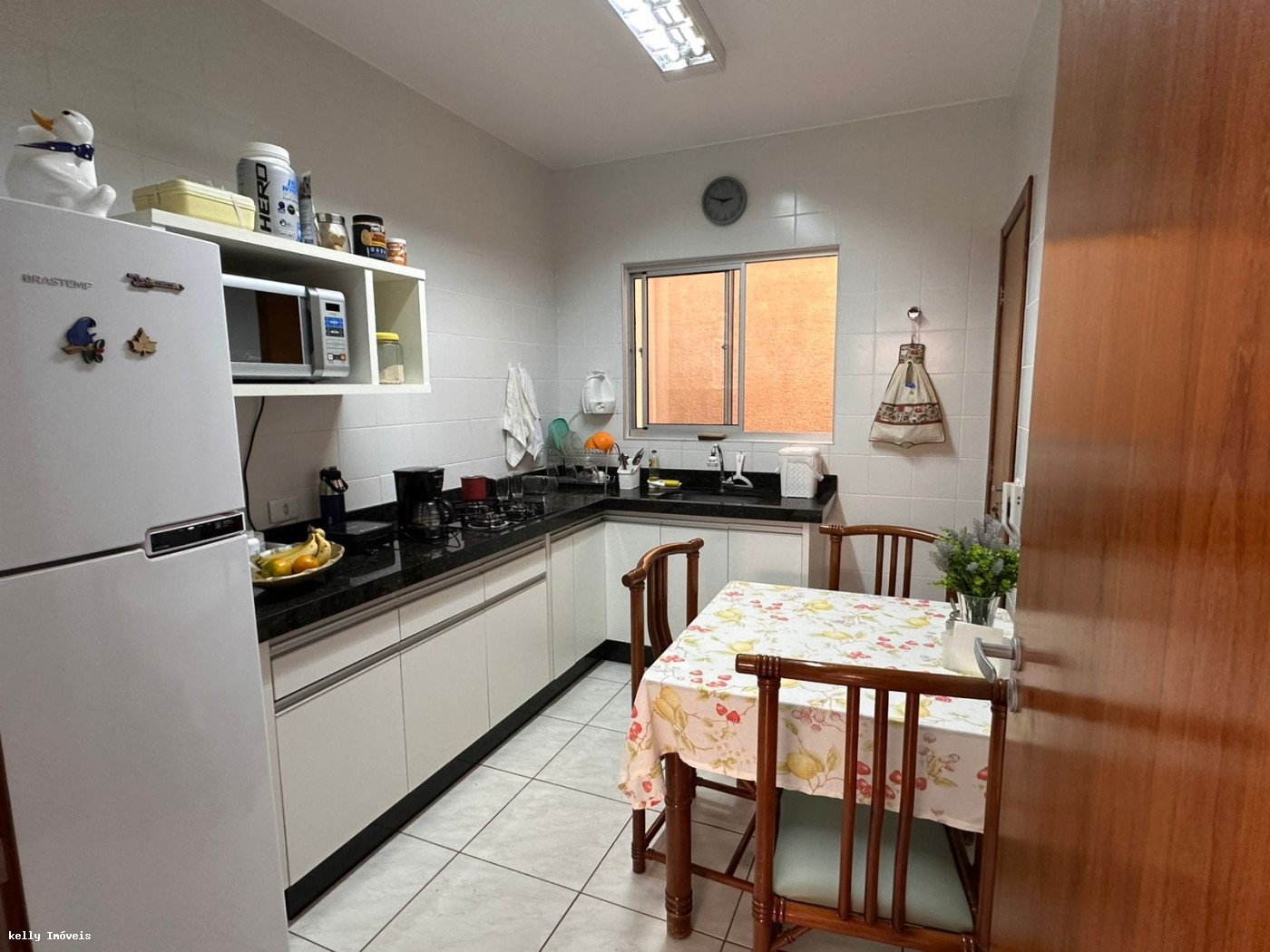 Casa de Condomínio para alugar com 3 quartos, 250m² - Foto 2