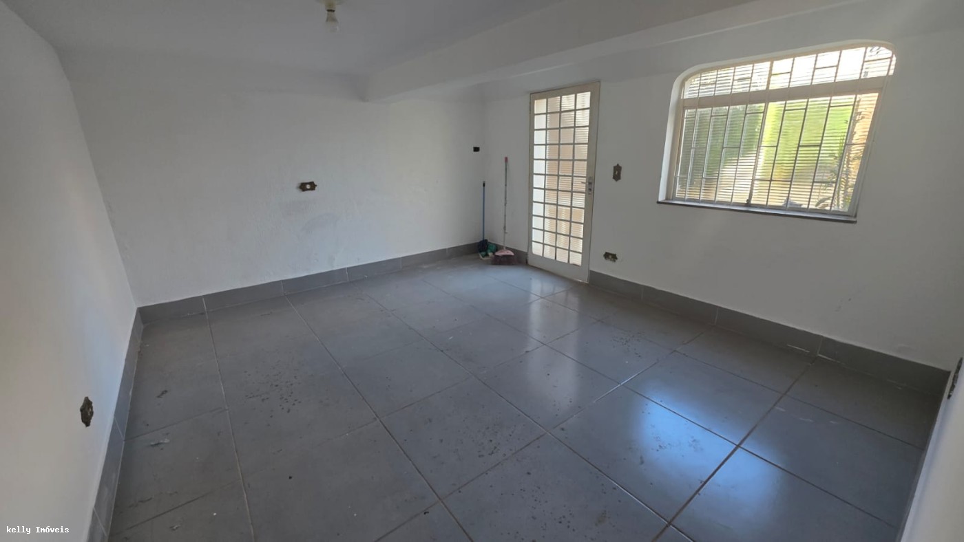 Casa para alugar com 5 quartos, 390m² - Foto 12