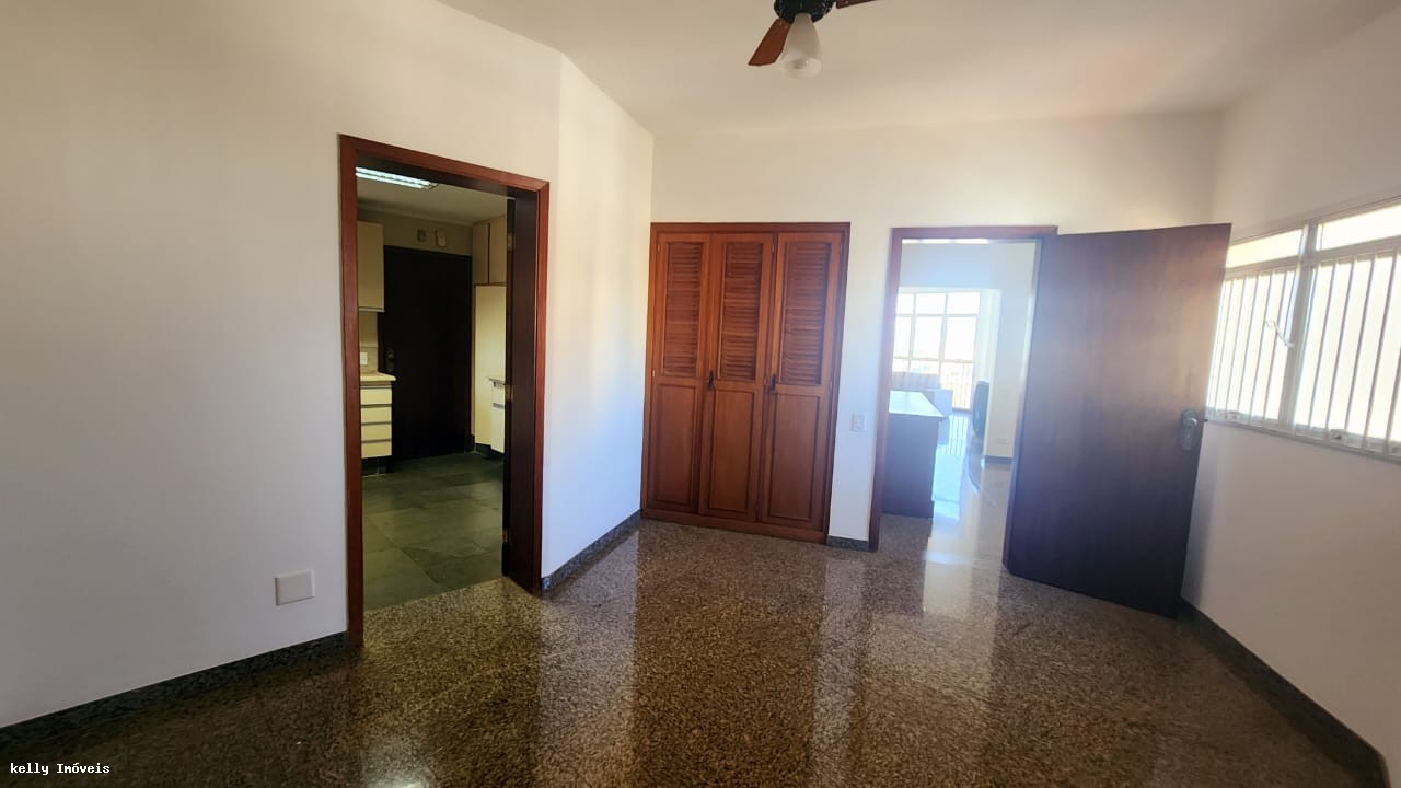 Apartamento para alugar com 3 quartos, 216m² - Foto 12