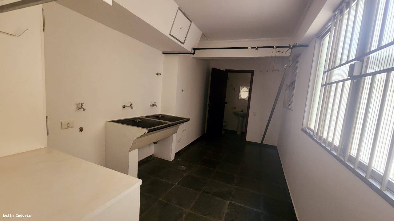 Apartamento para alugar com 3 quartos, 216m² - Foto 11